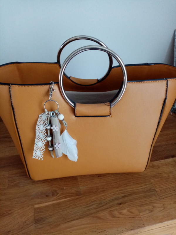 Bijoux de sac avec bois flotté, boutons de fleurs rose, dentelle, perles et plume crème très clair