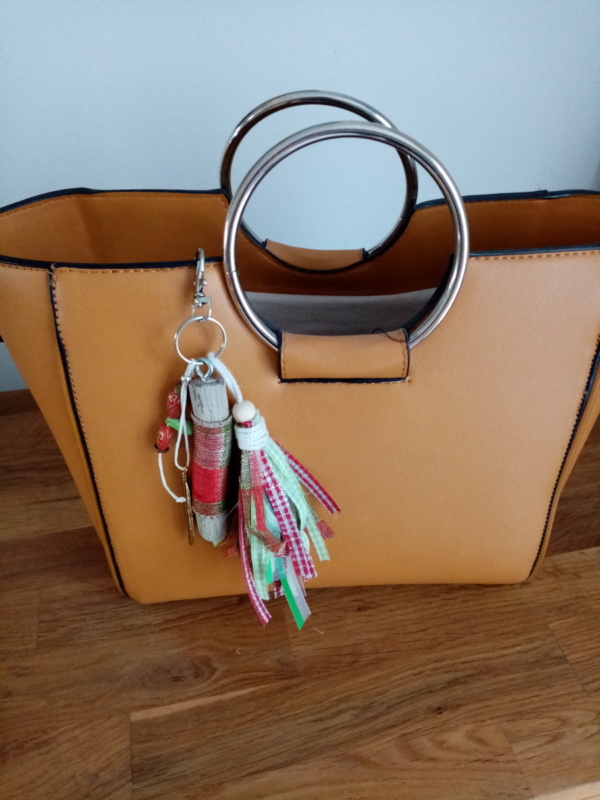 Bijoux de sac avec bois flotté, perles, ornement et pompon en tissus style ecossais
