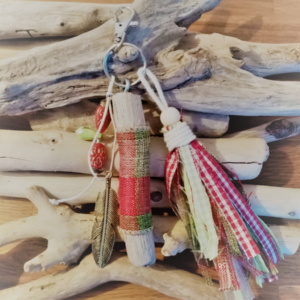 Bijoux de sac avec bois flotté, perles, ornement et pompon en tissus style ecossais