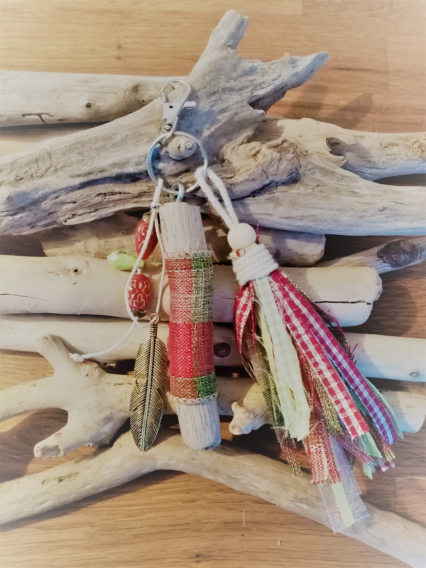 Bijoux de sac avec bois flotté, perles, ornement et pompon en tissus style ecossais