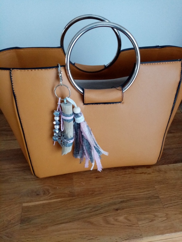 Bijoux de sac avec bois flotté, perles, ornement et pompons en tissus