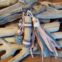 Bijoux de sac avec bois flotté, perles, ornement et pompons en tissus