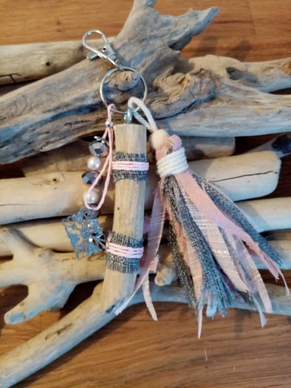 Bijoux de sac avec bois flotté, perles, ornement et pompons en tissus