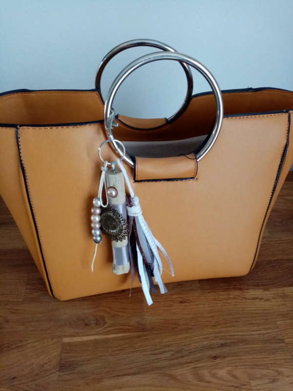 bijoux de sac couleur gris avec bois flotté, perles, ornement et pompons en tissus