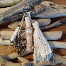 Bijoux de sac avec bois flotté, perles en bois avec le mot hello, ornement et pompon en macramé et dentelle