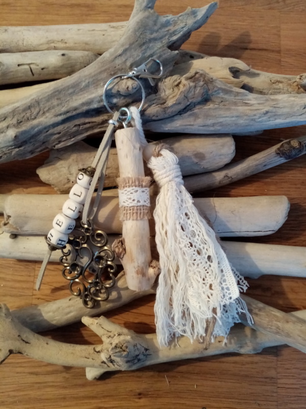 Bijoux de sac avec bois flotté, perles en bois avec le mot hello, ornement et pompon en macramé et dentelle