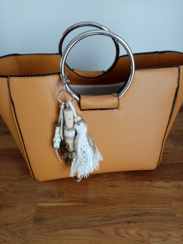 Bijoux de sac avec bois flotté, perles en bois avec le mot hello, ornement et pompon en macramé et dentelle