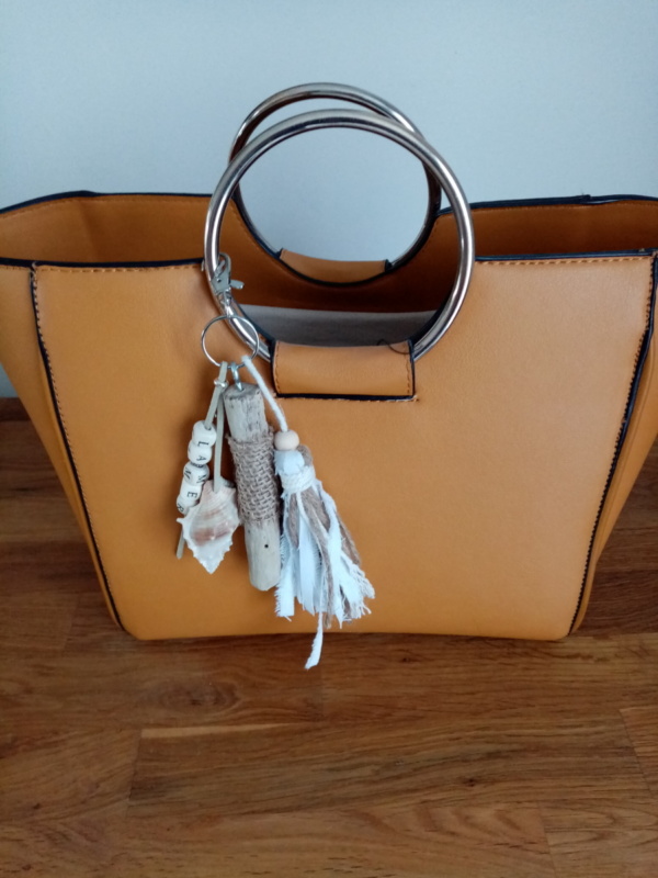 Bijoux de sac avec bois flotté, perles avec le mot la mer, coquillage et pompon en tissus blanc et toile de jute