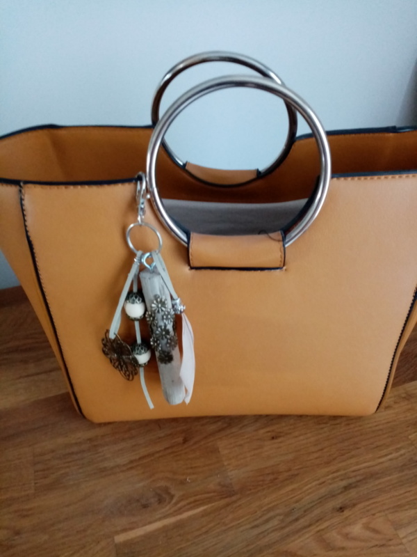 Bijoux de sac avec bois flotté, perles, ornement en laiton et plume rose très clair