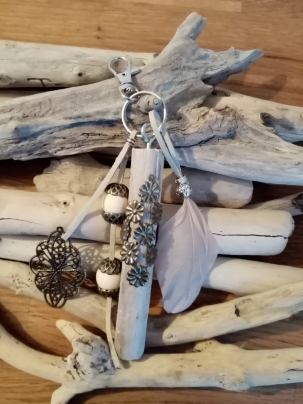 Bijoux de sac avec bois flotté, perles, ornement en laiton et plume rose très clair