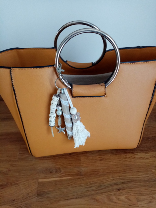 Bijoux de sac avec bois flotté, perles en bois avec le mot la plage, ornement et pompon en macramé