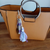 Bijoux de sac avec bois flotté, perles, ornement et pompon couleur mauve