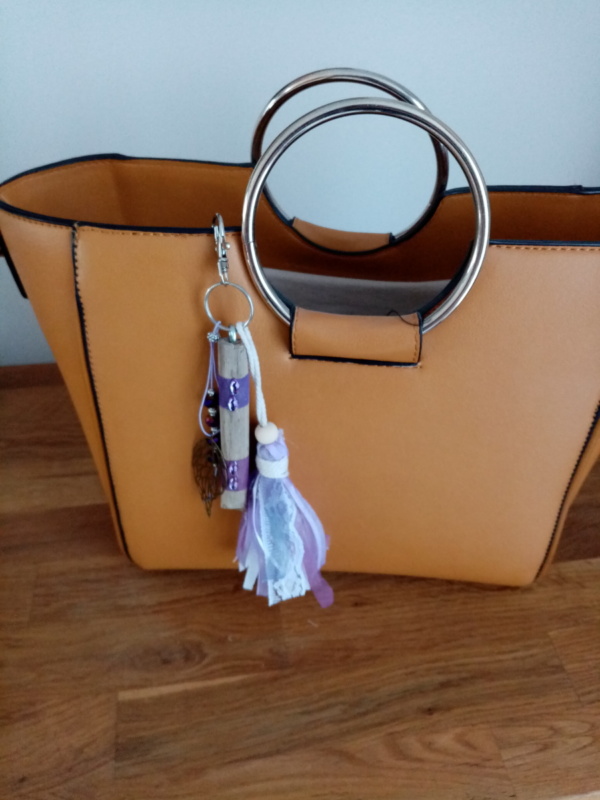 Bijoux de sac avec bois flotté, perles, ornement et pompon couleur mauve