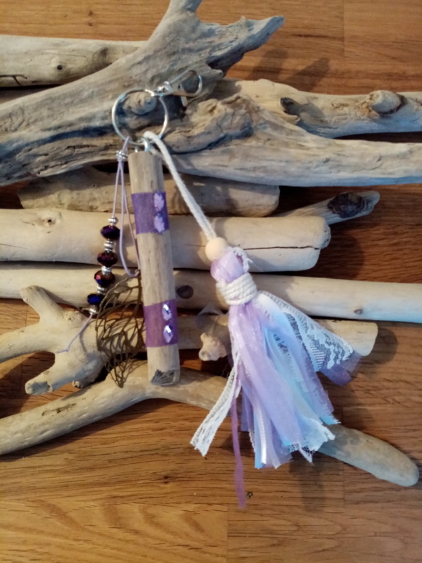 Bijoux de sac avec bois flotté, perles, ornement et pompon couleur mauve