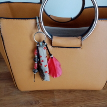 Bijoux de sac avec bois flotté, perles, ornement et plume rouge