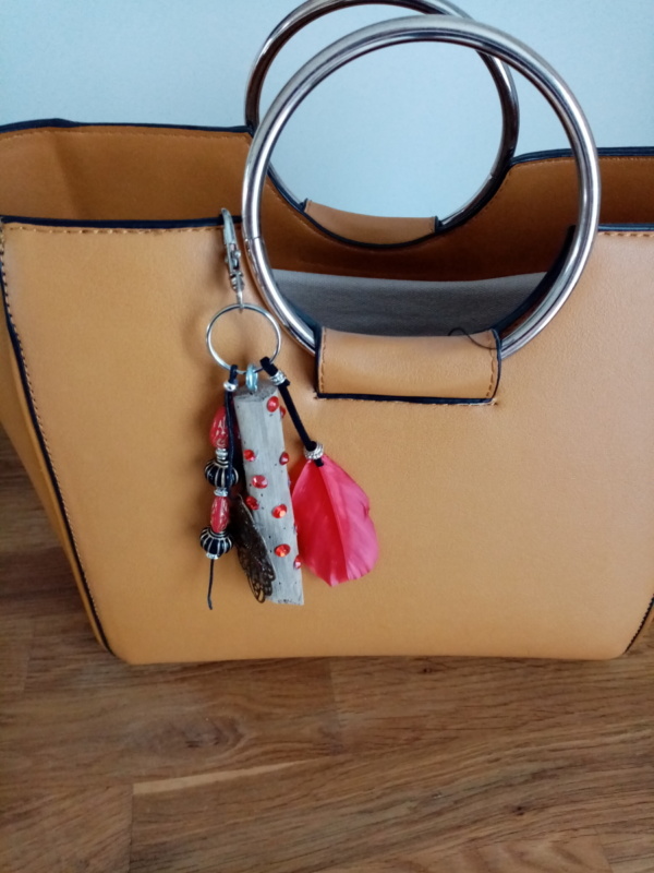 Bijoux de sac avec bois flotté, perles, ornement et plume rouge