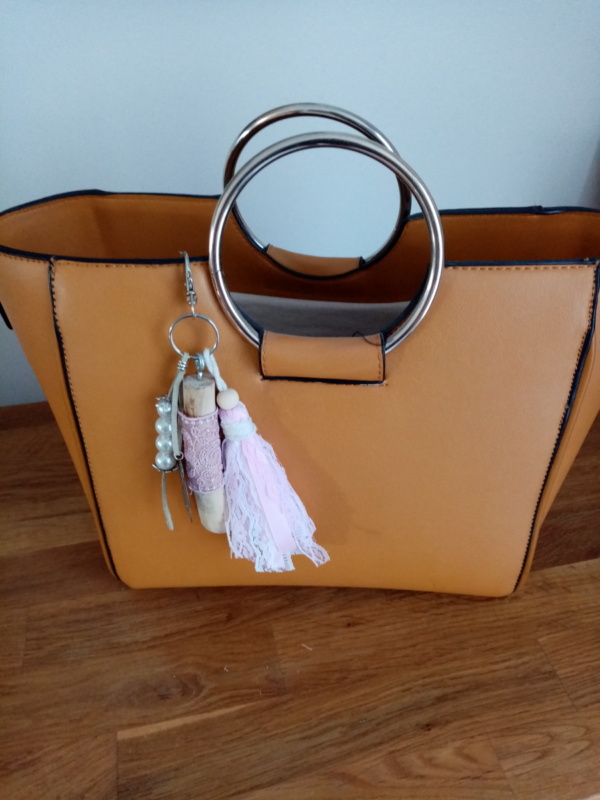 Bijoux de sac avec bois flotté, perles, pompons en tissus style shabby