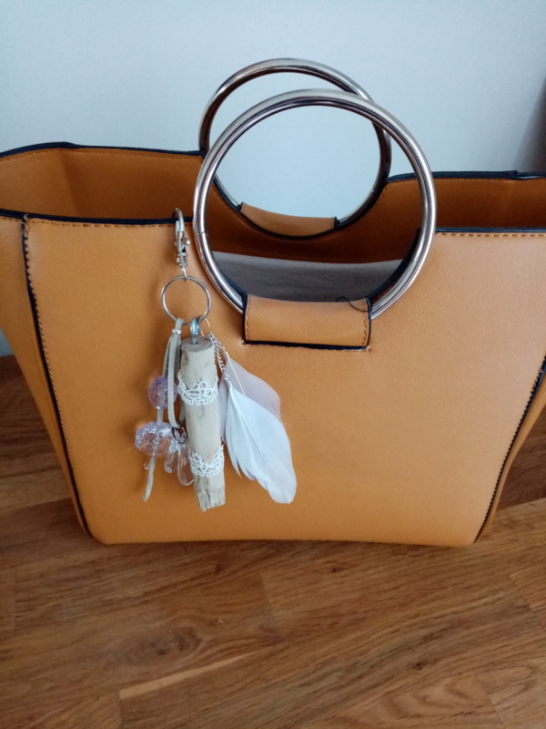 Bijoux de sac avec bois flotté, perles rose transparentes, pampilles et plumes blanches et rose clair