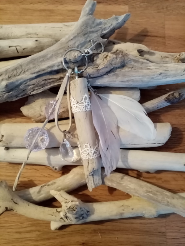 Bijoux de sac avec bois flotté, perles rose transparentes, pampilles et plumes blanches et rose clair