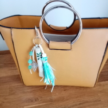 Bijoux de sac avec bois flotté, perles, ornement et pompon en tissus couleur turquoise