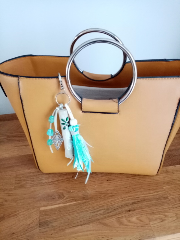 Bijoux de sac avec bois flotté, perles, ornement et pompon en tissus couleur turquoise
