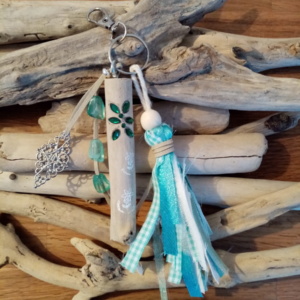 Bijoux de sac avec bois flotté, perles, ornement et pompon en tissus couleur turquoise
