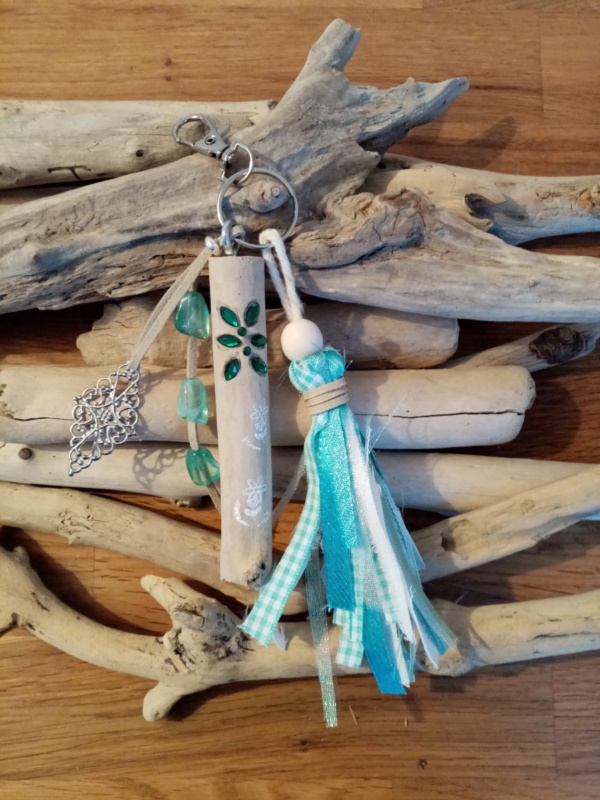 Bijoux de sac avec bois flotté, perles, ornement et pompon en tissus couleur turquoise
