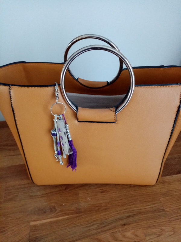 Bijoux de sac avec bois flotté, perles, ornement et pompon violet