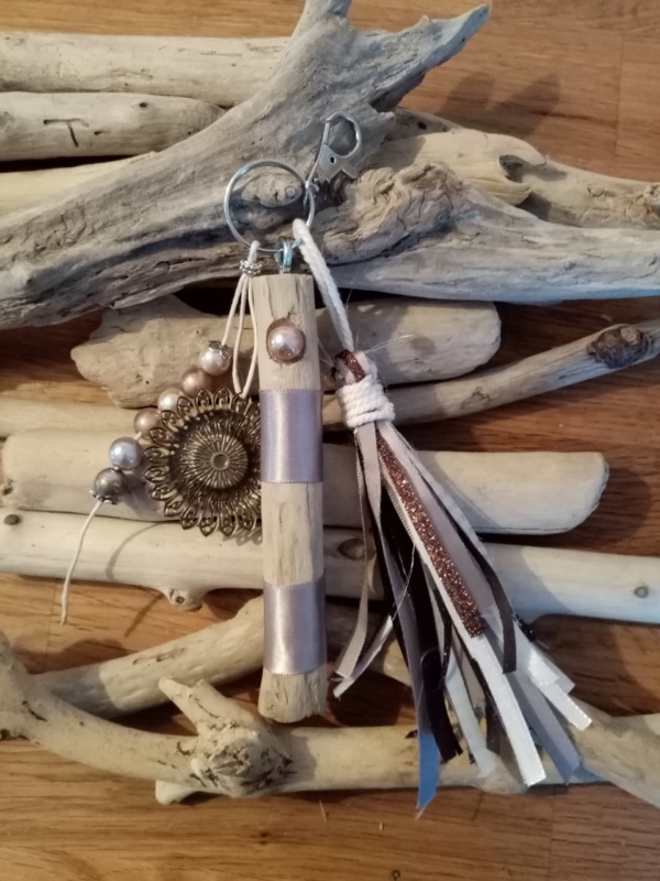 bijoux de sac couleur gris avec bois flotté, perles, ornement et pompons en tissus
