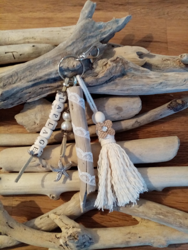 Bijoux de sac avec bois flotté, perles en bois avec le mot la plage, ornement et pompon en macramé