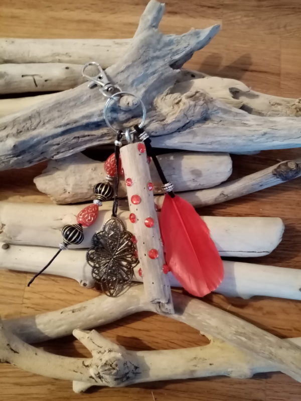 Bijoux de sac avec bois flotté, perles, ornement et plume rouge