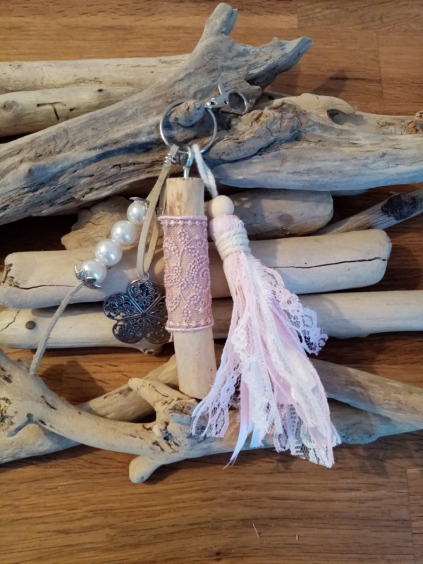 Bijoux de sac avec bois flotté, perles, pompons en tissus style shabby