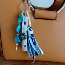 Bijoux de sac avec bois flotté, perles, ornement et pompon couleur bleu ciel