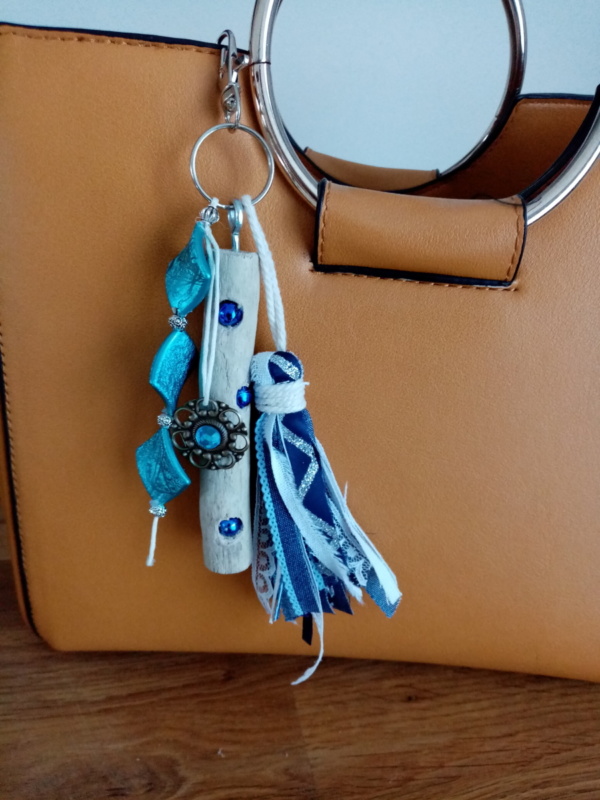 Bijoux de sac avec bois flotté, perles, ornement et pompon couleur bleu ciel