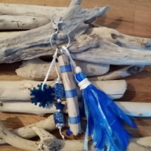 Bijoux de sac avec bois flotté, perles, ornement en résine epoxy et pompon en tissus couleur bleu marine