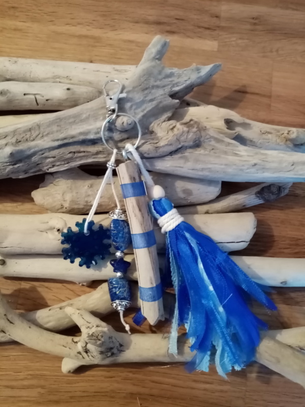 Bijoux de sac avec bois flotté, perles, ornement en résine epoxy et pompon en tissus couleur bleu marine
