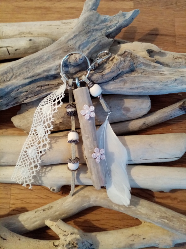 Bijoux de sac avec bois flotté, boutons de fleurs rose, dentelle, perles et plume crème très clair