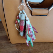 Bijoux de sac avec bois flotté, perles, ornement et pompon en tissus style ecossais