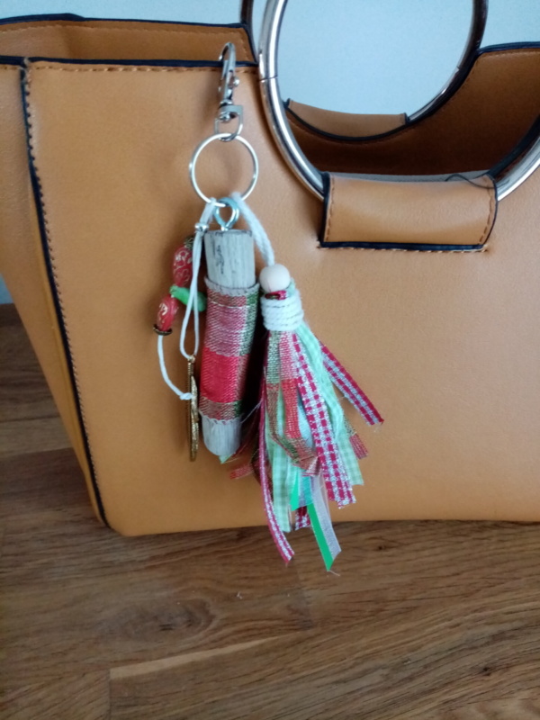 Bijoux de sac avec bois flotté, perles, ornement et pompon en tissus style ecossais