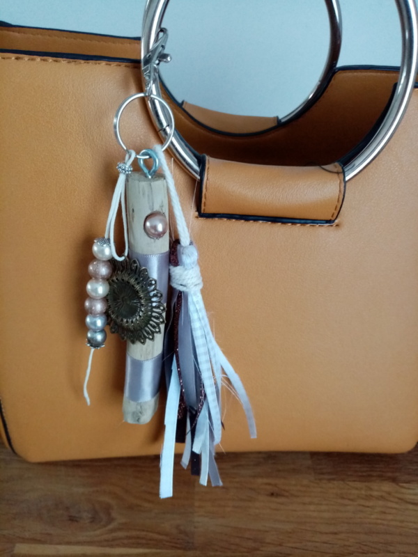 bijoux de sac couleur gris avec bois flotté, perles, ornement et pompons en tissus