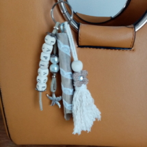 Bijoux de sac avec bois flotté, perles en bois avec le mot la plage, ornement et pompon en macramé