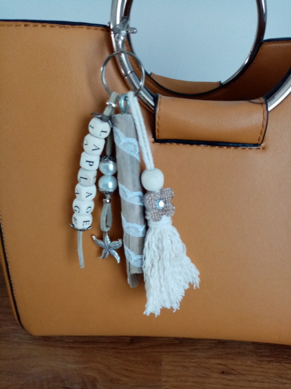 Bijoux de sac avec bois flotté, perles en bois avec le mot la plage, ornement et pompon en macramé