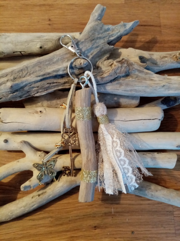 Bijoux de sac avec bois flotté, perles, ornement et pompon tissus, couleur or.