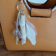 Bijoux de sac avec bois flotté, perles rose transparentes, pampilles et plumes blanches et rose clair