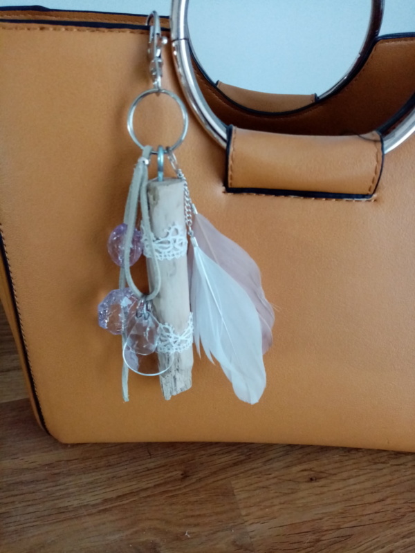 Bijoux de sac avec bois flotté, perles rose transparentes, pampilles et plumes blanches et rose clair