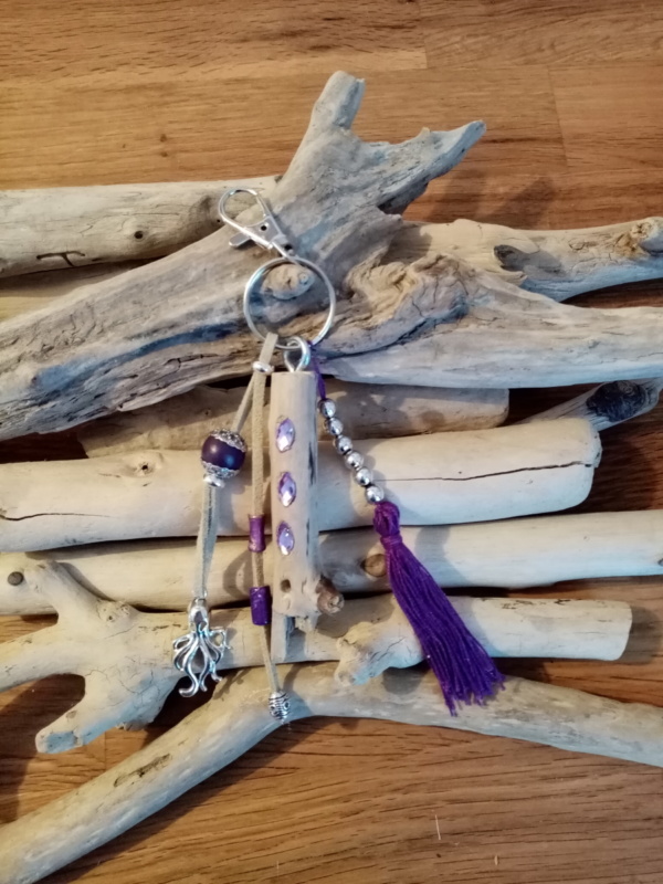 Bijoux de sac avec bois flotté, perles, ornement et pompon violet