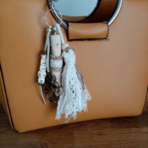 Bijoux de sac avec bois flotté, perles en bois avec le mot hello, ornement et pompon en macramé et dentelle