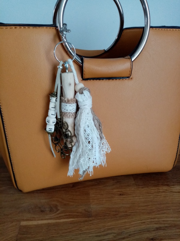 Bijoux de sac avec bois flotté, perles en bois avec le mot hello, ornement et pompon en macramé et dentelle