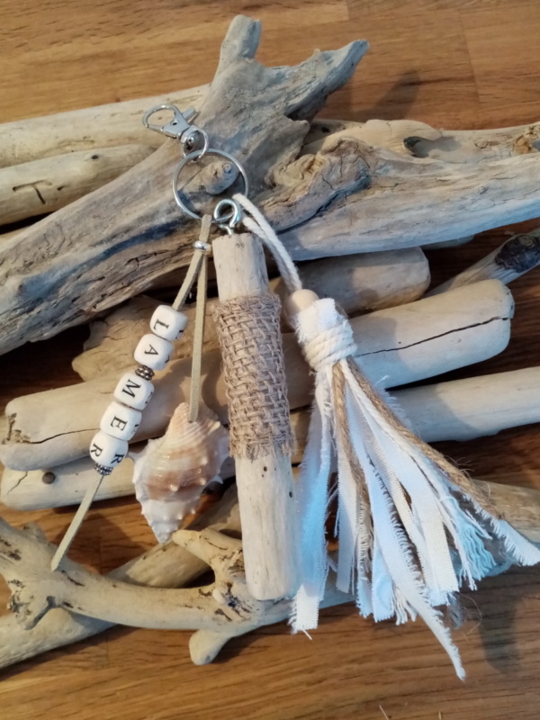 Bijoux de sac avec bois flotté, perles avec le mot la mer, coquillage et pompon en tissus blanc et toile de jute