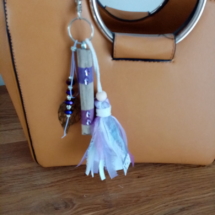 Bijoux de sac avec bois flotté, perles, ornement et pompon couleur mauve